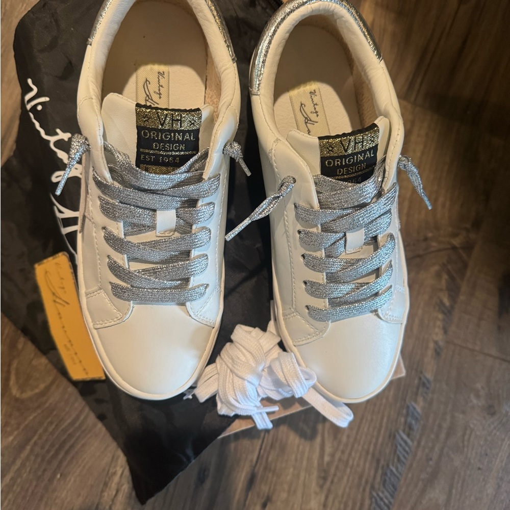 Vintage Star Sneakers w/ Silver or White Laces in Excellent Condition w/ bag - Picture 2 of 4